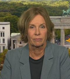 Zu sehen ist ZDF-Korrespondentin Dorthe Ferber. Hinter ihr sieht man