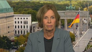 Zu sehen ist ZDF-Korrespondentin Dorthe Ferber. Hinter ihr sieht man
