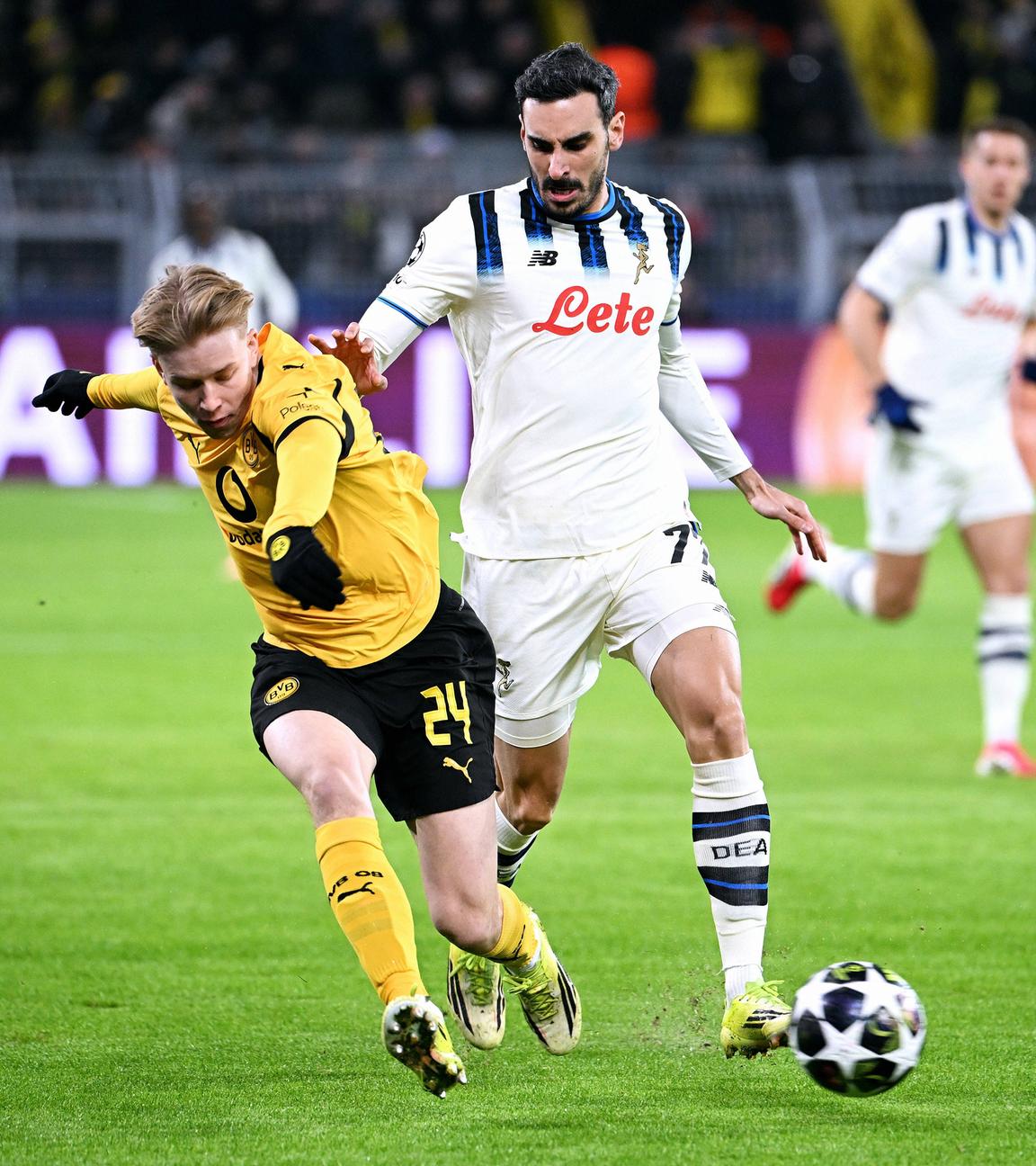 Daniel Svensson (BVB) und Davide Zappacosta (ATB) kämpfen. 