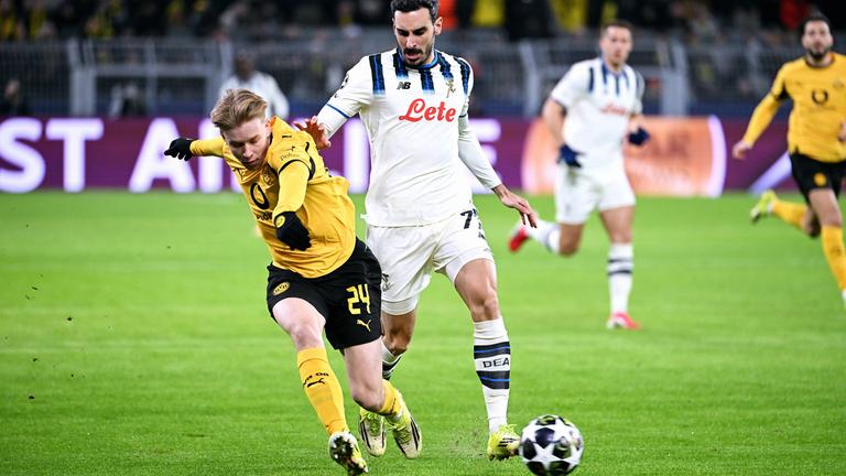 Daniel Svensson (BVB) und Davide Zappacosta (ATB) kämpfen. 