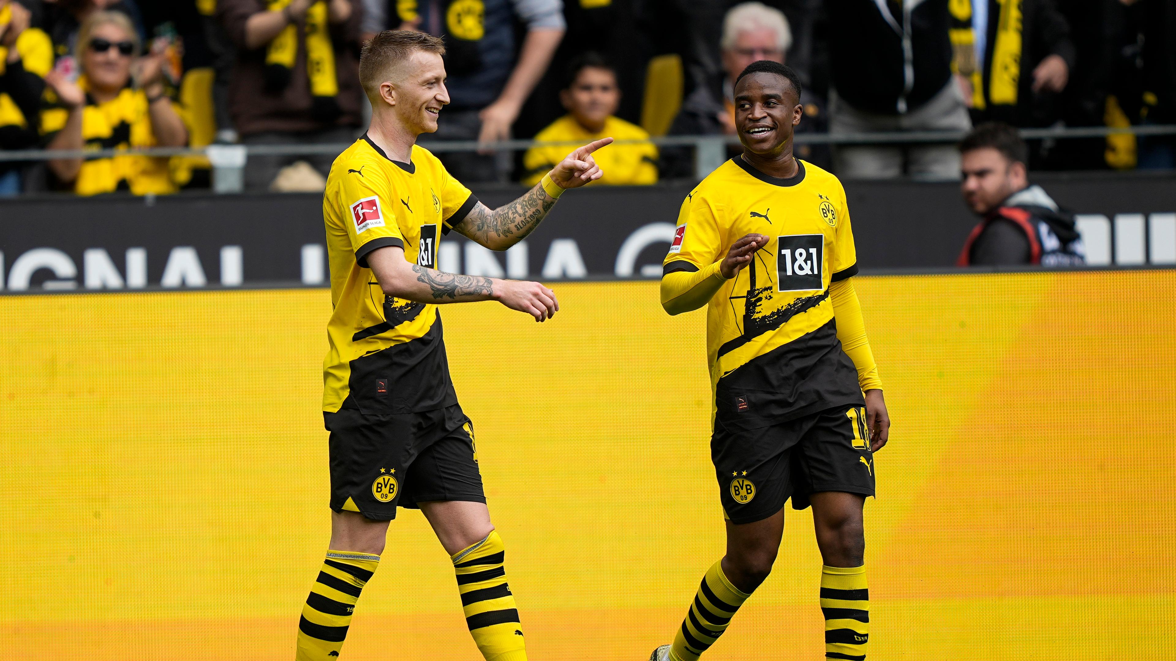 Marco Reus feiert sein Tor mit Teamkollege Youssoufa Moukoko.