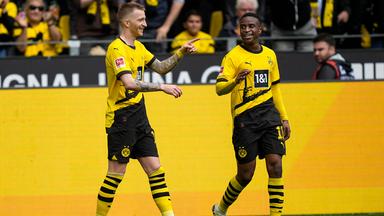 Marco Reus feiert sein Tor mit Teamkollege Youssoufa Moukoko.