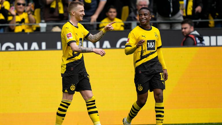 Marco Reus feiert sein Tor mit Teamkollege Youssoufa Moukoko.