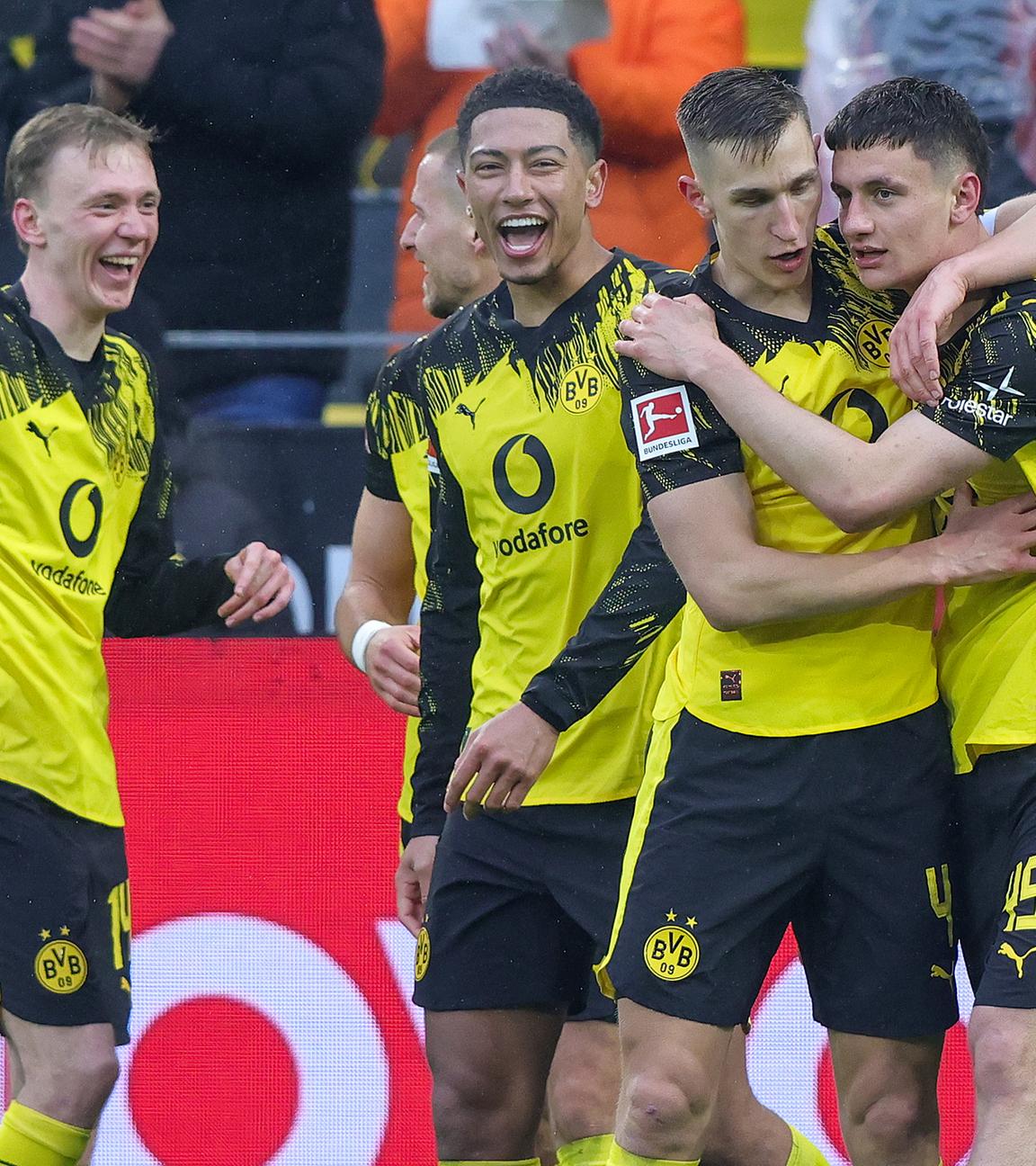 Luca Reggiani jubelt zum 2:0 mit Maximilian Beier, Jobe Bellingham und Nico Schlotterbeck am 14.03.2026 in Dortmund.