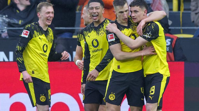 Luca Reggiani jubelt zum 2:0 mit Maximilian Beier, Jobe Bellingham und Nico Schlotterbeck am 14.03.2026 in Dortmund.