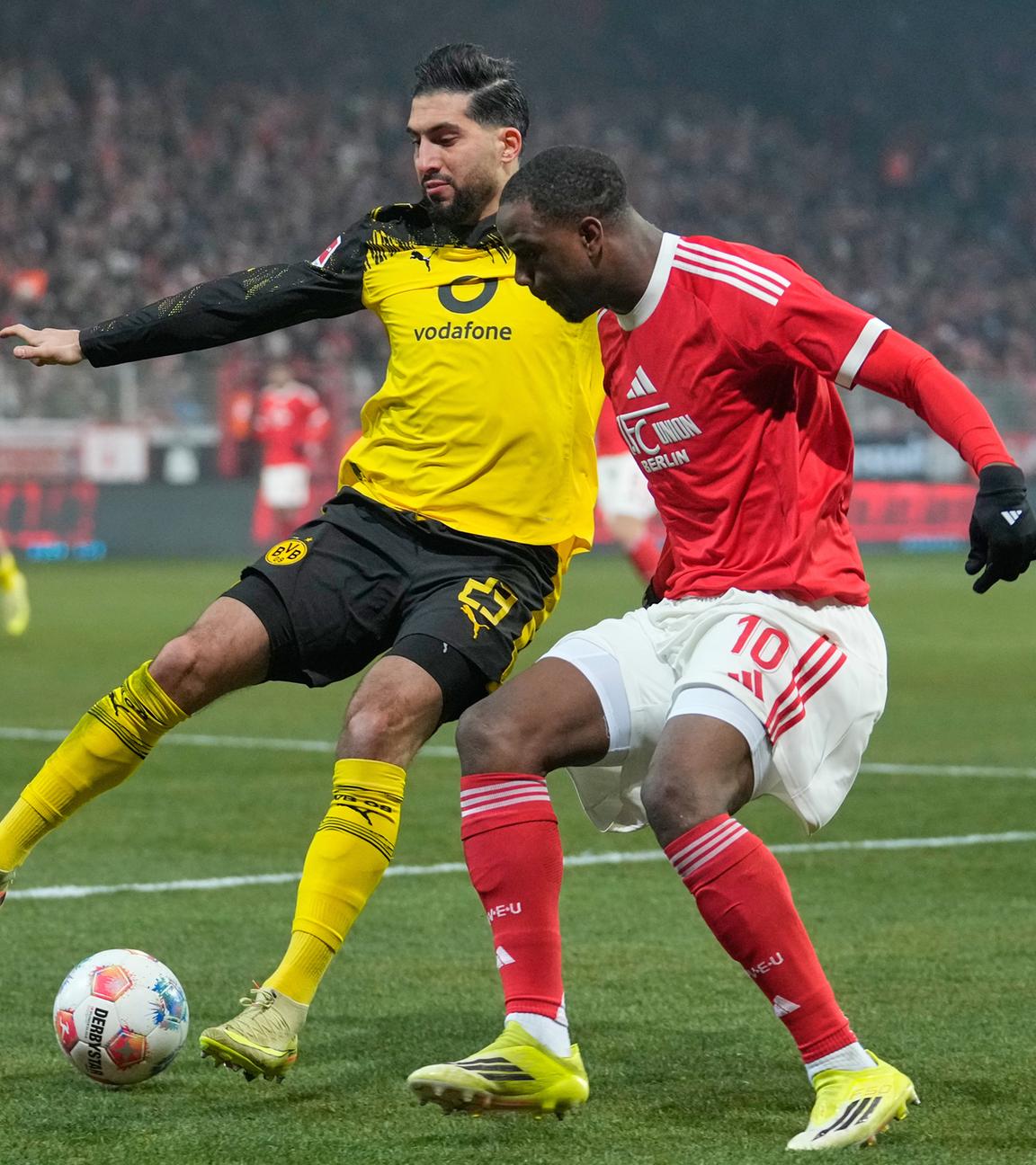 Emre Can (Dortmund) und Ilyas Ansah (Berlin Unions) kämpfen. 