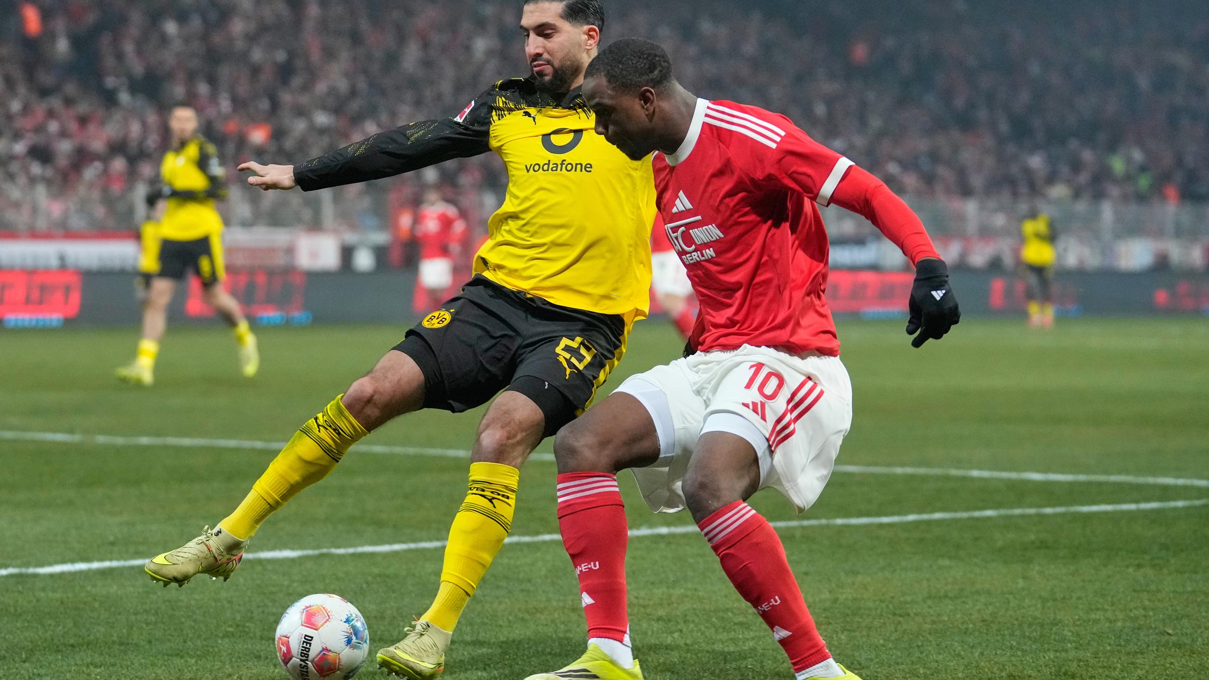 Emre Can (Dortmund) und Ilyas Ansah (Berlin Unions) kämpfen. 