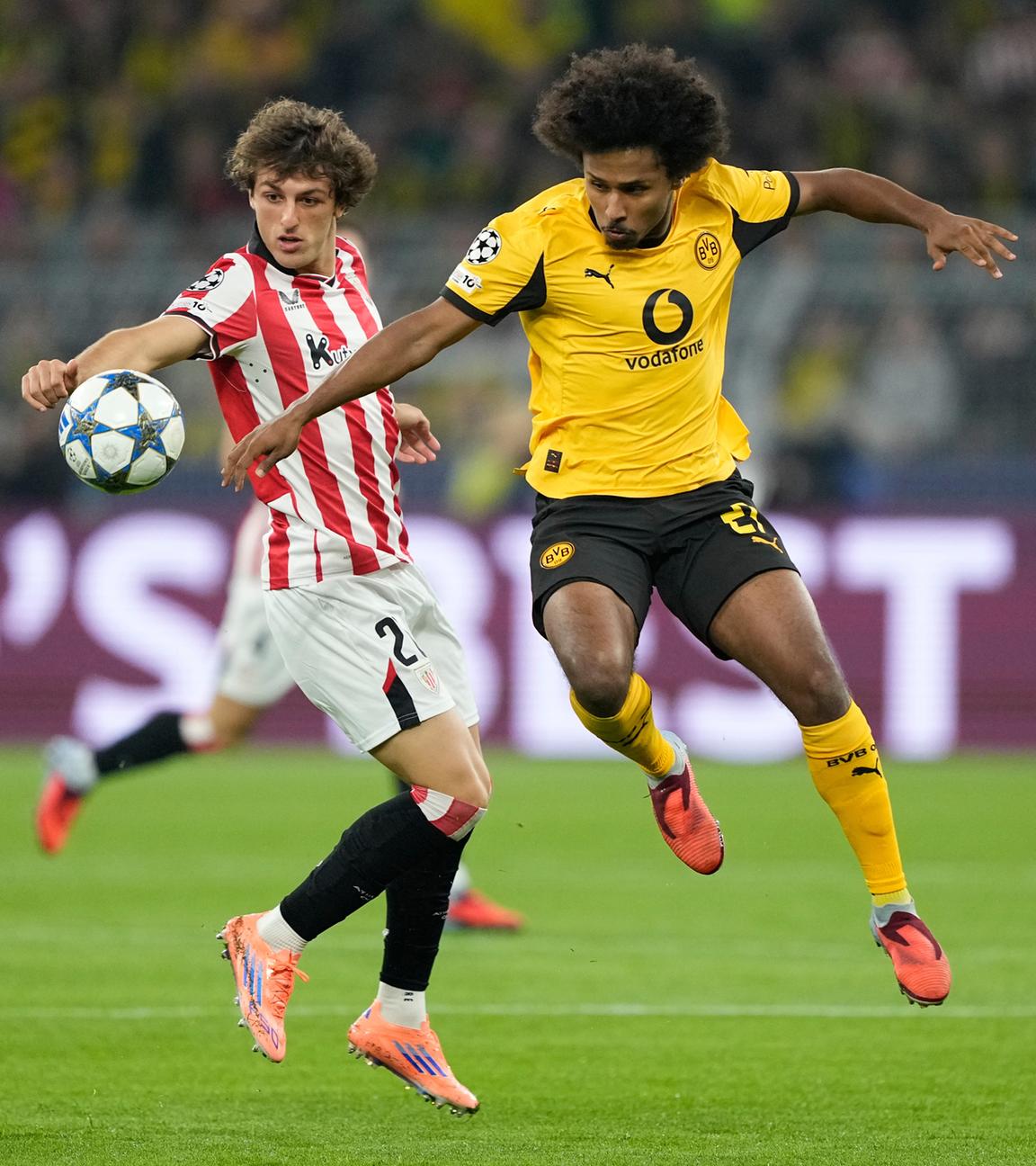 Karim Adeyemi (Dortmund) und Unai Gomez (Bilbao) kämpfen. 