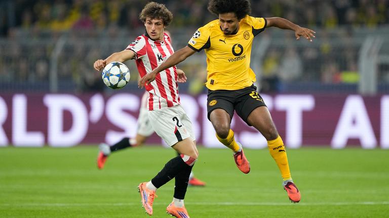 Karim Adeyemi (Dortmund) und Unai Gomez (Bilbao) kämpfen. 