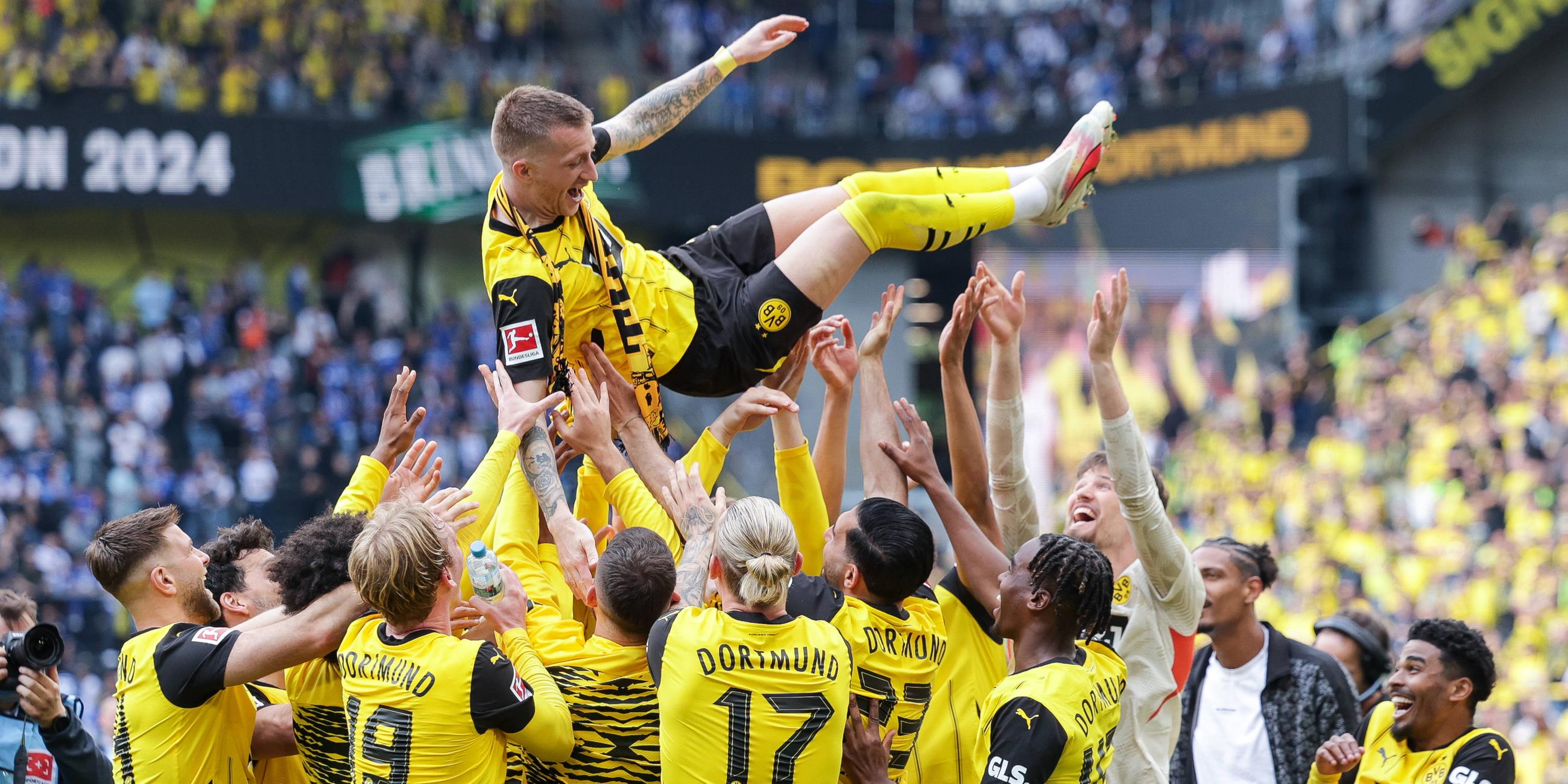 Dortmunds Marco Reus wird von seinen Mitspielern hochgeworfen nach dem Spiel gegen Darmstadt am 18.05.2024.