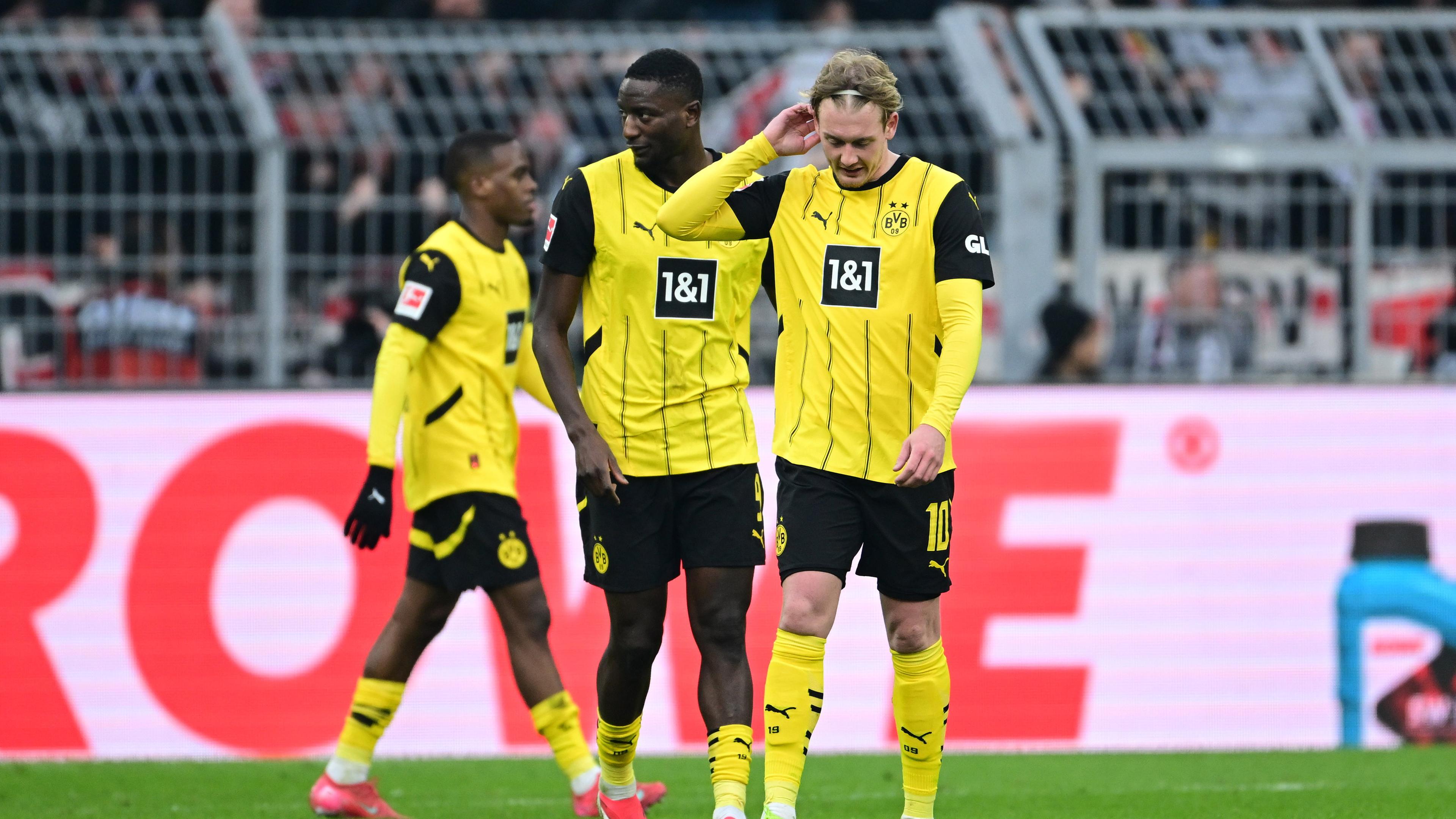 Julian Brandt schaut enttäuscht auf den Boden