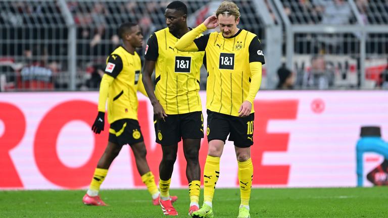 Julian Brandt schaut enttäuscht auf den Boden