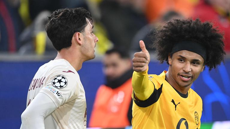 Karim-David ADEYEMI (DO) gestikuliert. 