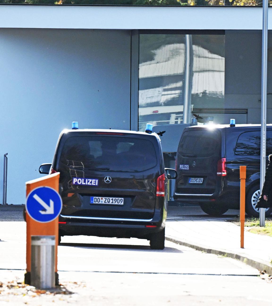 Zwei Einsatzfahrzeuge der Polizei