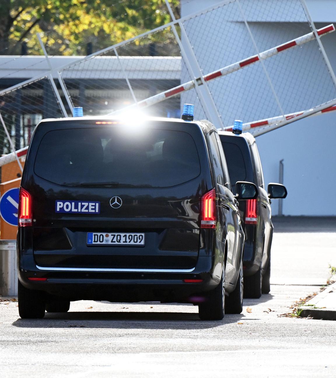 Zwei zivile Einsatzfahrzeuge der Polizei fahren in den Bundesgerichtshof. Dort soll eine Haftprüfung stattfinden. Die Bundesanwaltschaft hat in Dortmund einen Mann festnehmen lassen, der im Internet zur Tötung bekannter Politiker aufgerufen haben soll.
