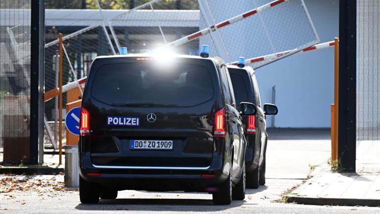 Zwei zivile Einsatzfahrzeuge der Polizei fahren in den Bundesgerichtshof. Dort soll eine Haftprüfung stattfinden. Die Bundesanwaltschaft hat in Dortmund einen Mann festnehmen lassen, der im Internet zur Tötung bekannter Politiker aufgerufen haben soll.