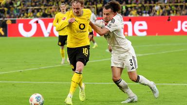 Dortmunds Julian Brandt (l.) im Zweikampf mit Frankfurts Arthur Theate