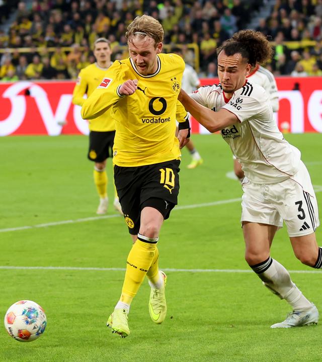 Dortmunds Julian Brandt (l.) im Zweikampf mit Frankfurts Arthur Theate