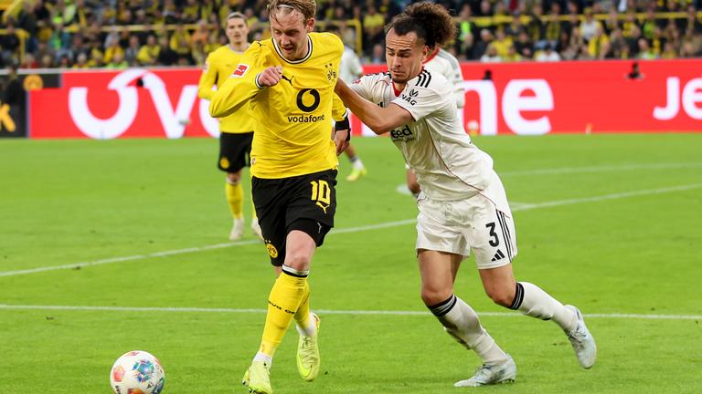 Dortmunds Julian Brandt (l.) im Zweikampf mit Frankfurts Arthur Theate