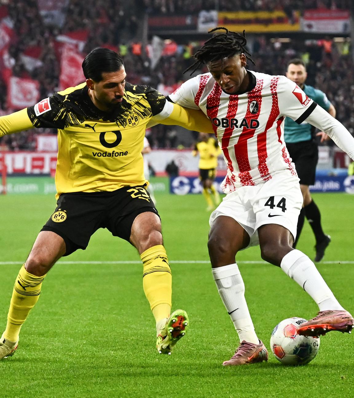 Emre Can (Dortmund) und Johan Manzambi (Freiburg) kämpfen. 