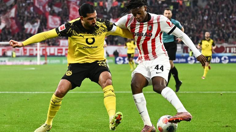 Emre Can (Dortmund) und Johan Manzambi (Freiburg) kämpfen. 