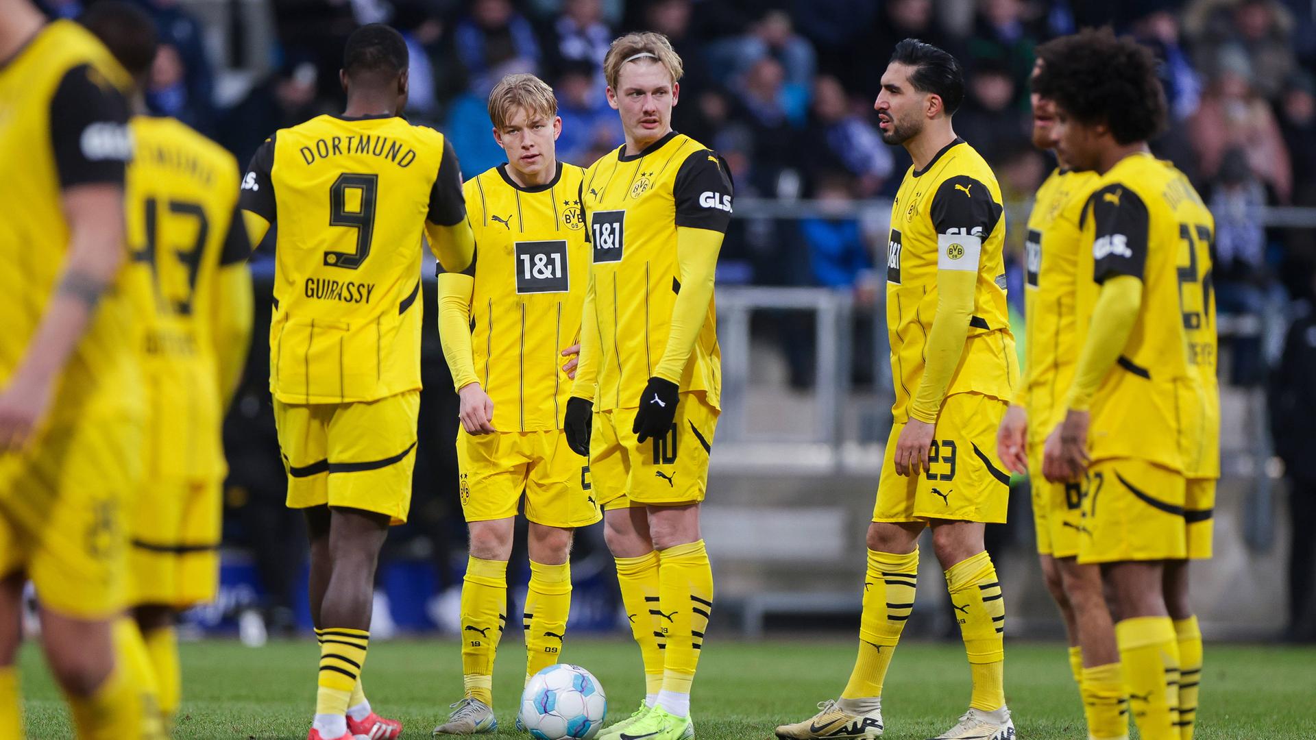 Spieler von Borussia Dortmund sammeln sich auf dem Spielfeld