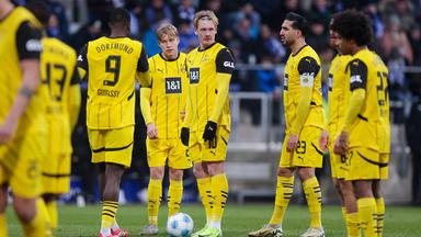 Spieler von Borussia Dortmund sammeln sich auf dem Spielfeld