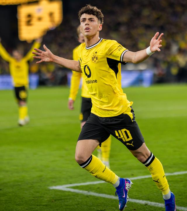 Dortmunds Stürmer Samuele Inácio jubelt nach seinem Treffer zum 3:1 in der Partie gegen Eintracht Frankfurt