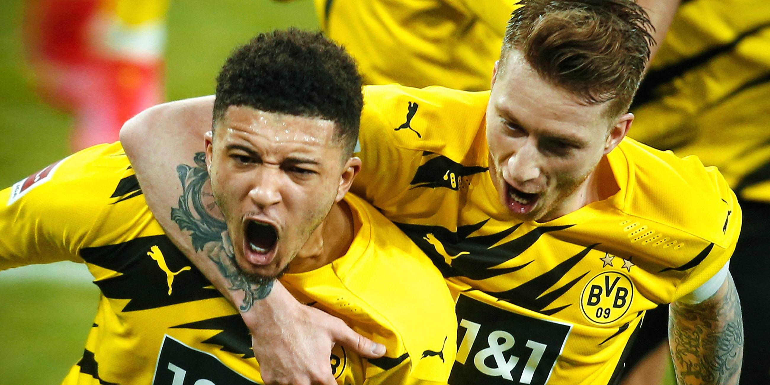 Jadon Sancho und Marco Reus jubeln. 