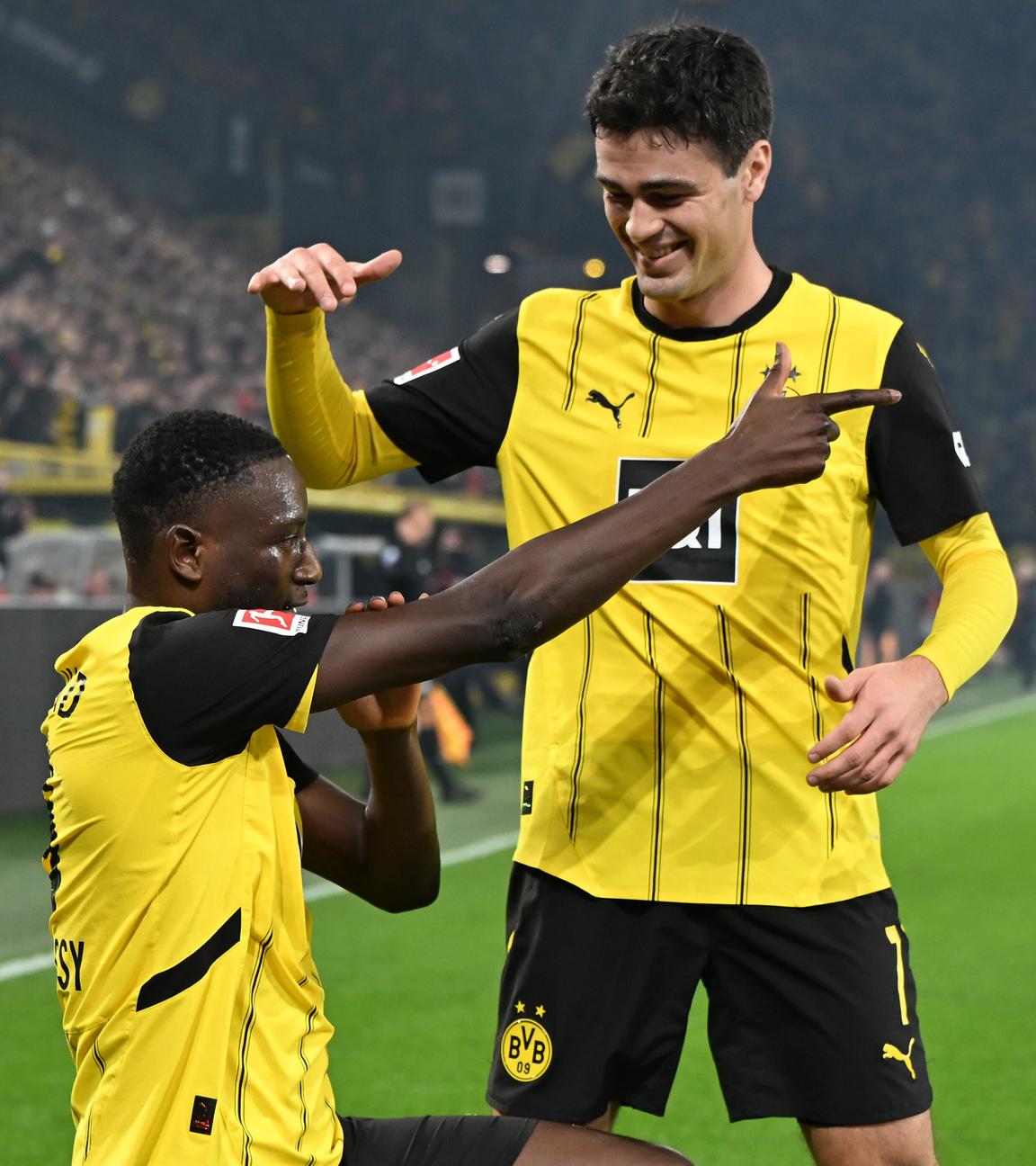Serhou Guirassy jubelt nach seinem Treffer zum 2:0 mit Giovanni Reyna.