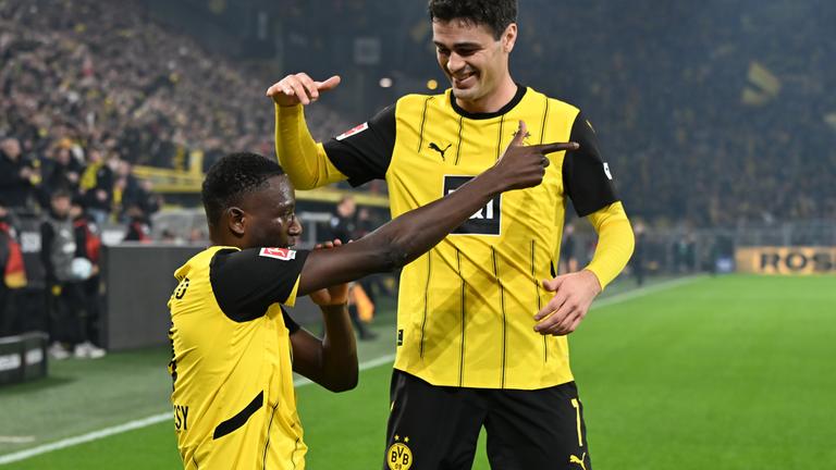 Serhou Guirassy jubelt nach seinem Treffer zum 2:0 mit Giovanni Reyna.