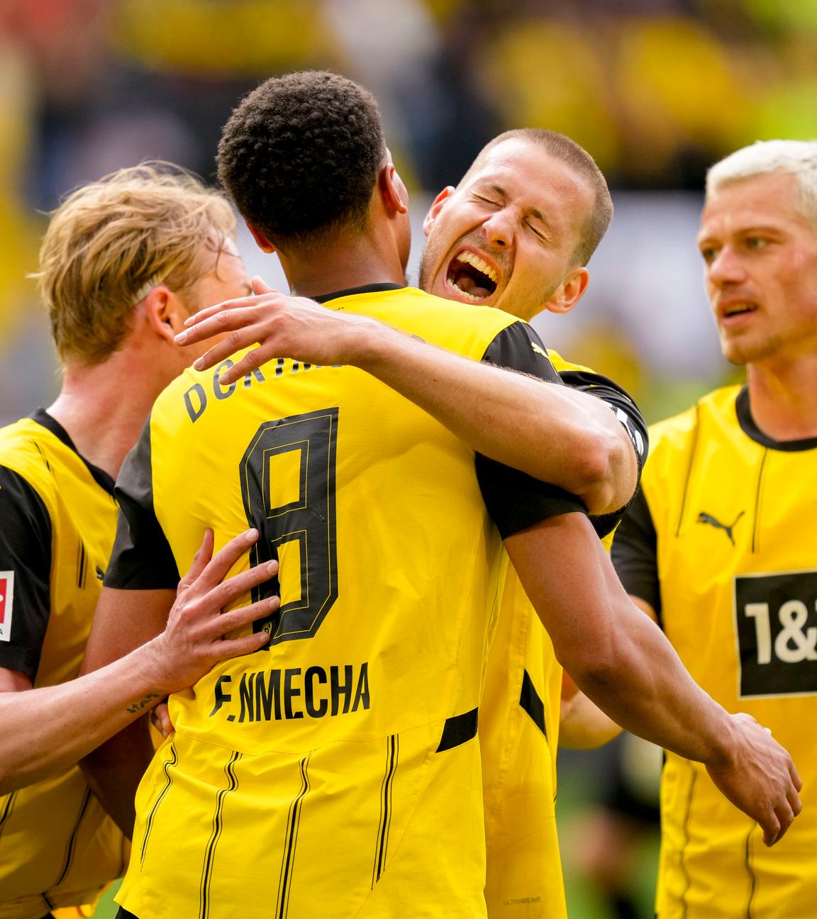 Felix Nmecha (Borussia Dortmund) jubelt mit seiner Mannschaft nach dem Treffer zum 3:0.