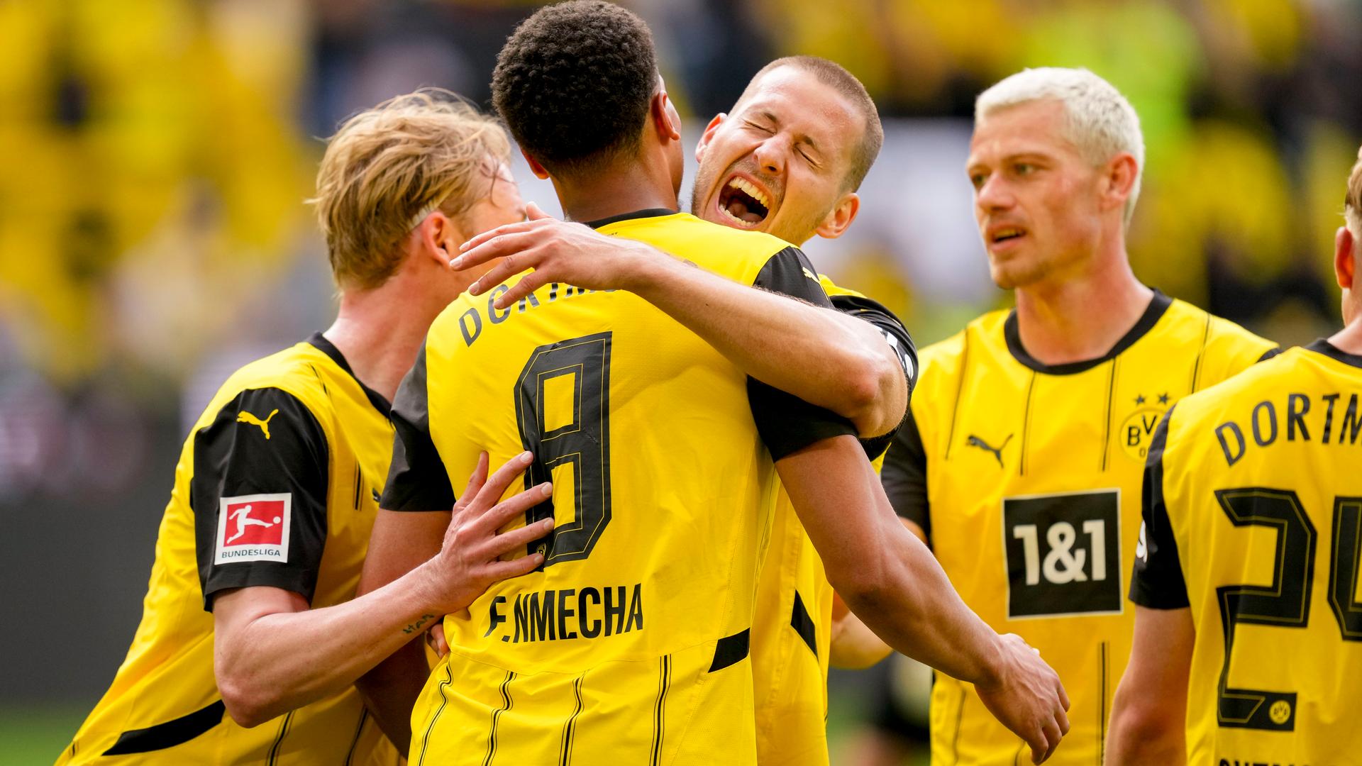 Felix Nmecha (Borussia Dortmund) jubelt mit seiner Mannschaft nach dem Treffer zum 3:0.