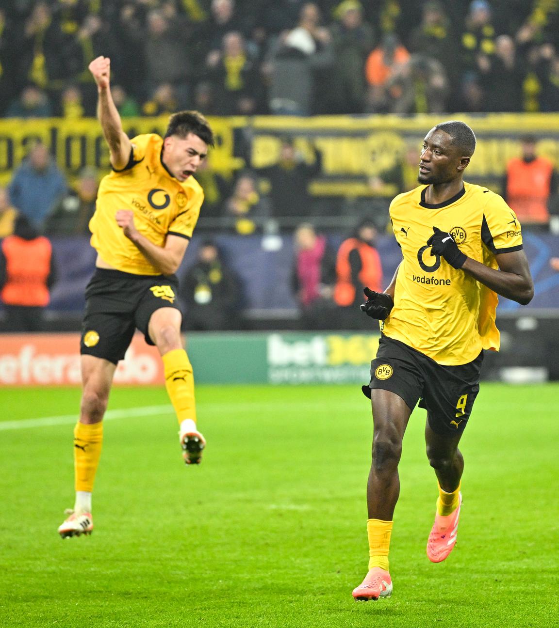Dortmunds Serhou Guirassy (M) feiert mit Aaron Anselmino und Felix Nmecha (r) nach seinem Tor zum 1:0. 