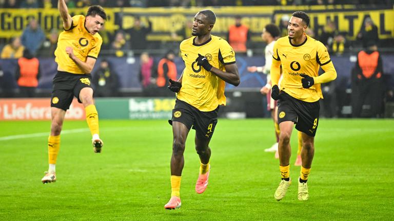 Dortmunds Serhou Guirassy (M) feiert mit Aaron Anselmino und Felix Nmecha (r) nach seinem Tor zum 1:0. 