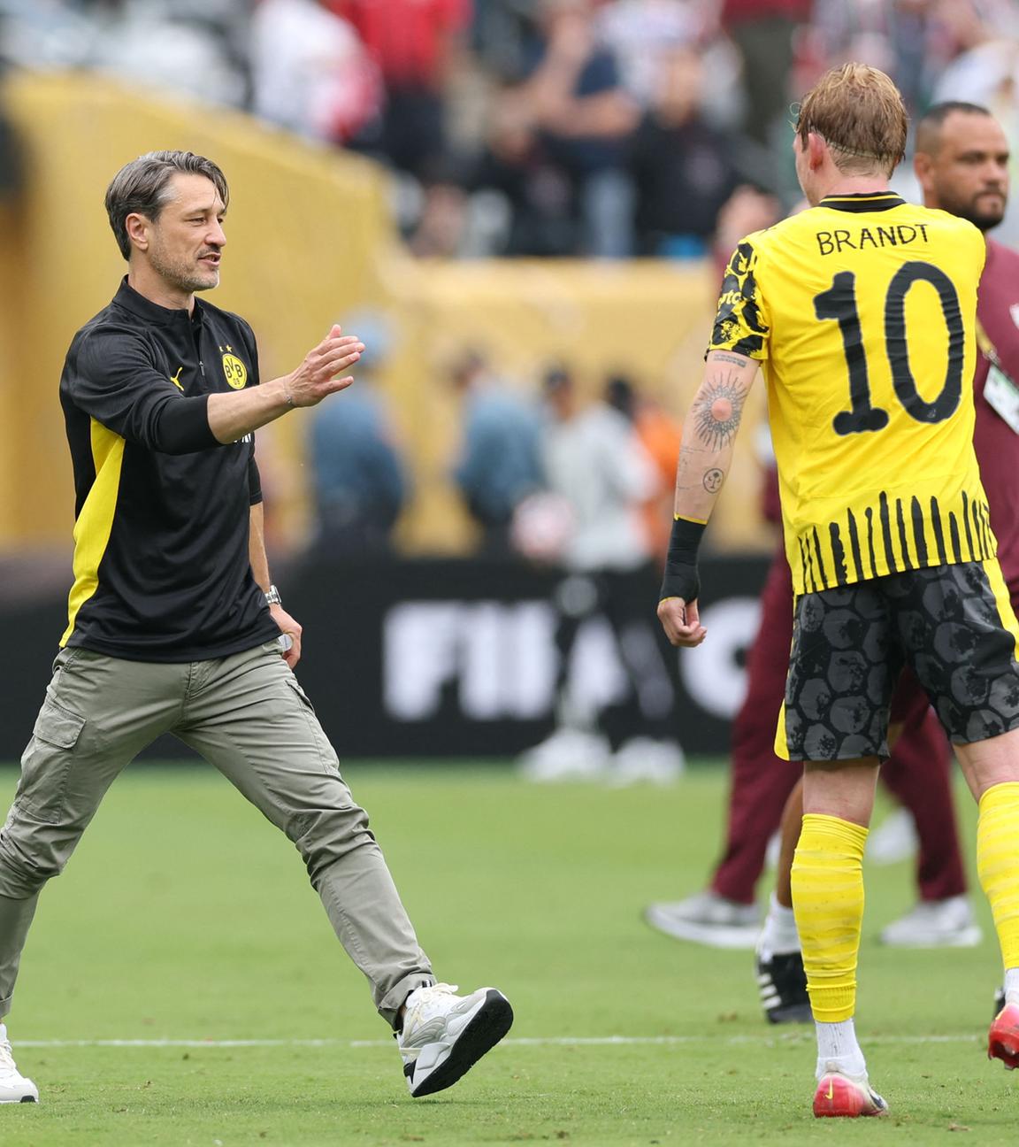 BVB-Trainer Niko Kovac klatscht mit Julian Brandt ab.