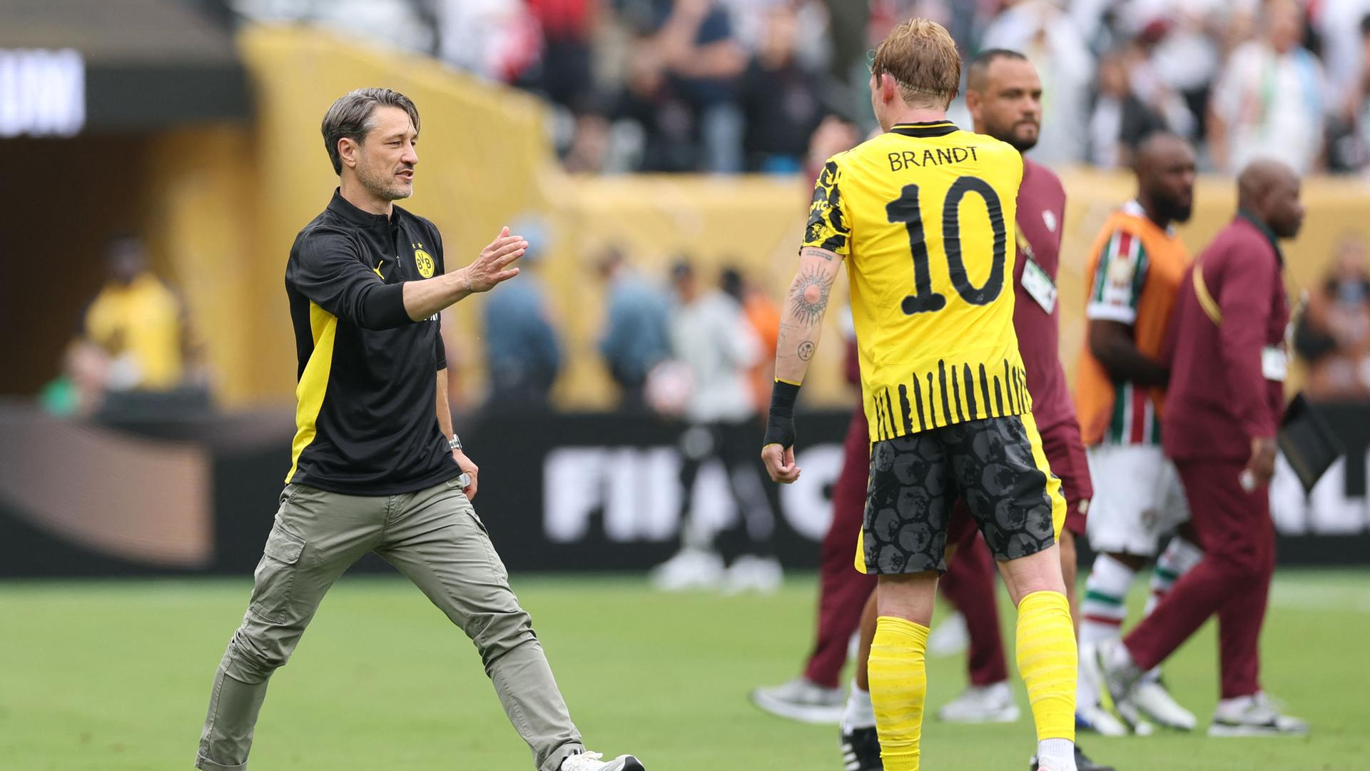 BVB-Trainer Niko Kovac klatscht mit Julian Brandt ab.