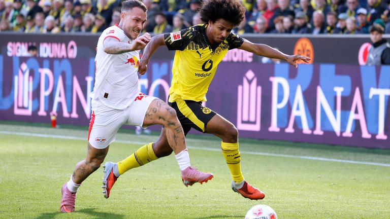 Kerim Adeyemi (Borussia Dortmund) und David Raum (RB Leipzig) kämpfen. 