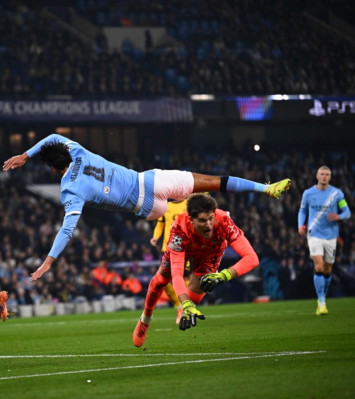 Dortmunds Keeper Kobel kollidiert mit Reijnders im Strafraum