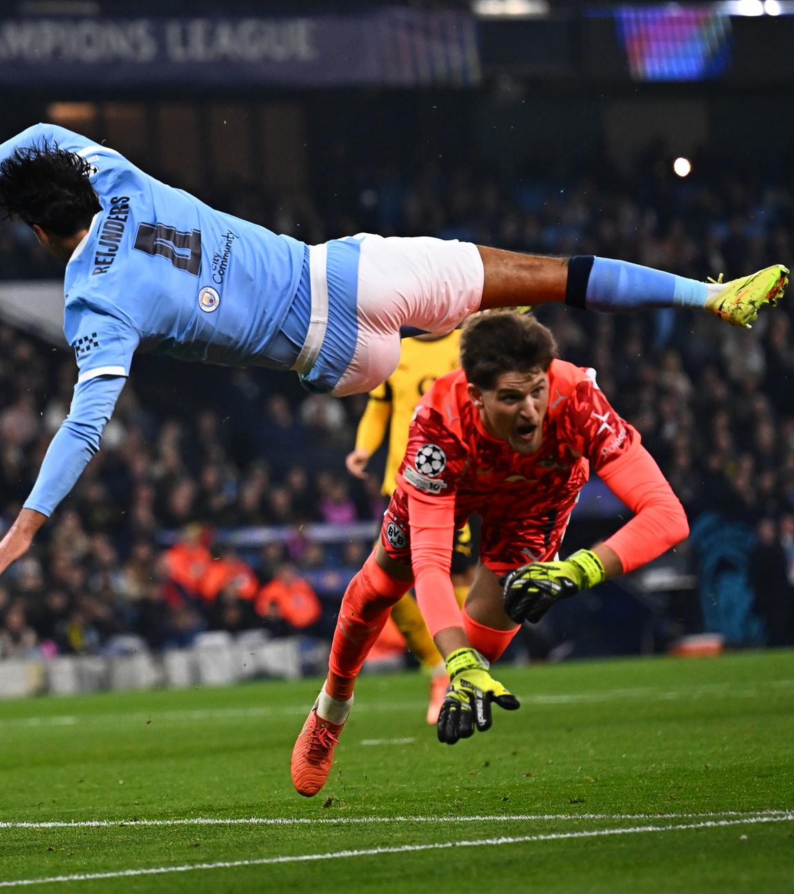 Dortmunds Keeper Kobel kollidiert mit Reijnders im Strafraum