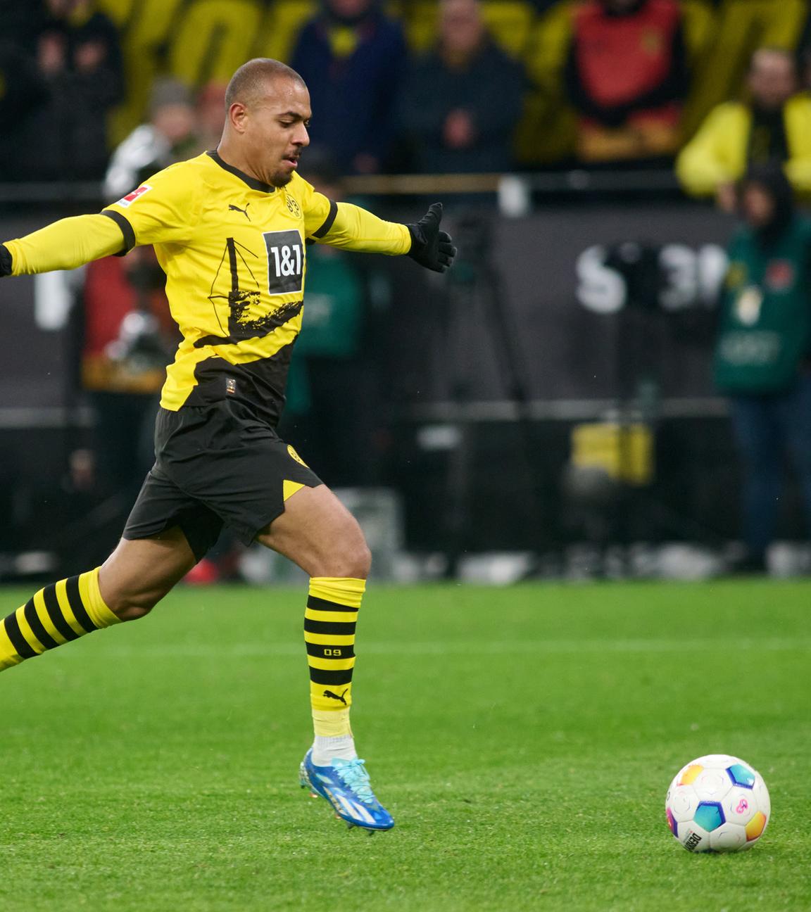 Dortmunds Donyell Malen schiebt jubelnd zum 4:2 ein am 25.11.23.