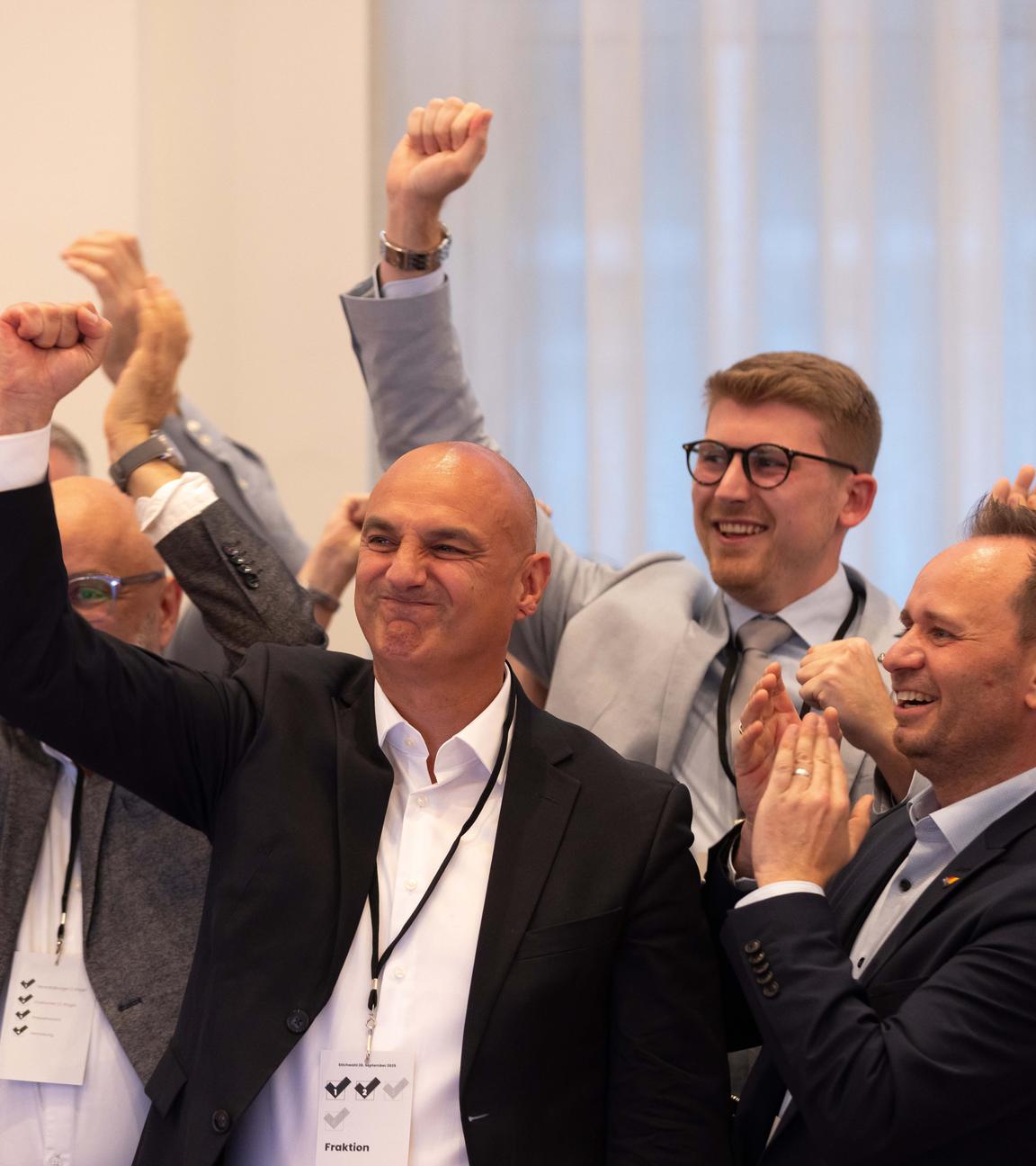 Dortmunds neuer Oberbürgermeister Alexander Kalouti feiert seinen Wahlsieg.