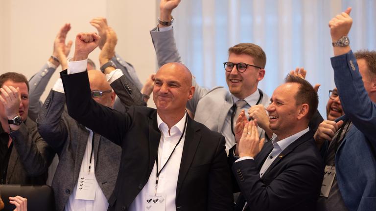 Dortmunds neuer Oberbürgermeister Alexander Kalouti feiert seinen Wahlsieg.