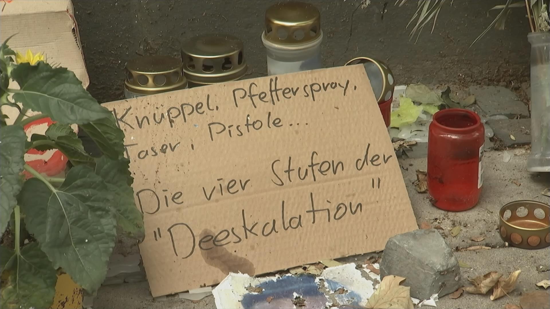 Auf dem Bild sieht man ein Plakat von einer Familie die um Ihre Angehörigen trauert.