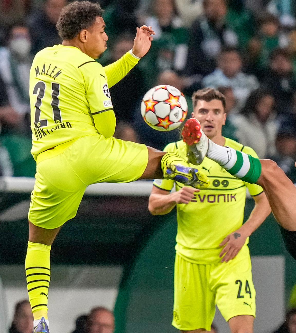Dortmund's Donyell Malen und Sporting's Matheus Nunes, rechts, kämpfen um den Ball im Championsleague-Spiel zwischen Borrusia Dortmund und Sporting CP im Alvalade Stadium in Lisbon, Portugal, am 24. November 2021