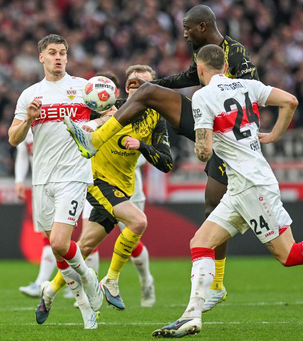 Serhou Guirassy (Dortmund) und Jeff Chabot (Stuttgart) kämpfen. 