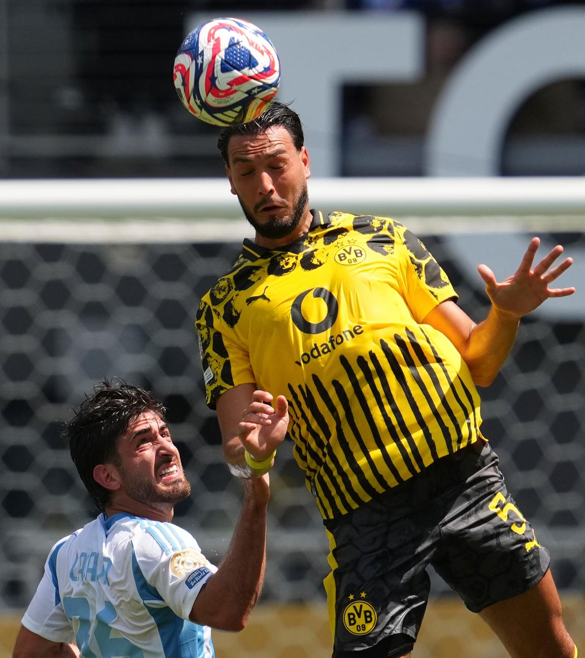 Club-WM, Borussia Dortmund - Ulsan HD: Ramy Bensebaini (r.) klärt per Kopfball vor Matias Lacava.