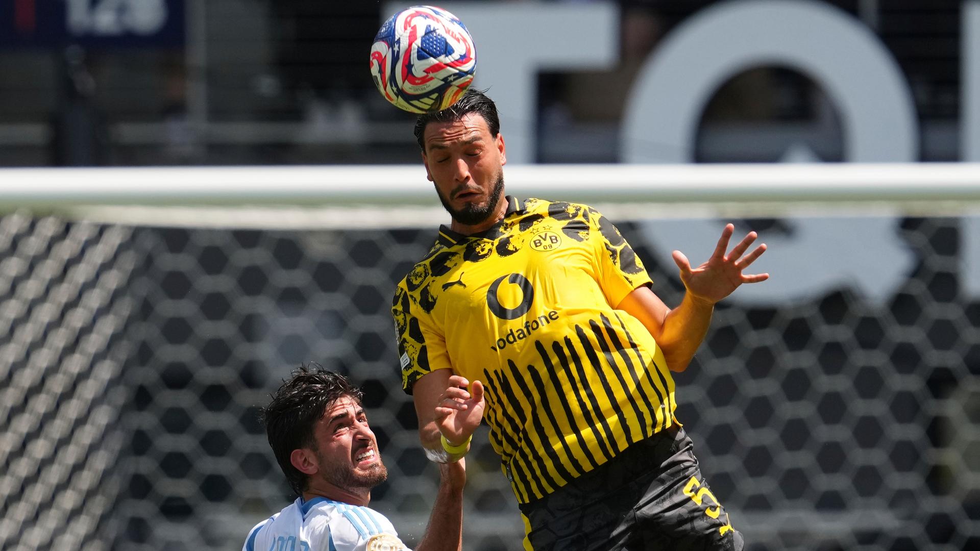 Club-WM, Borussia Dortmund - Ulsan HD: Ramy Bensebaini (r.) klärt per Kopfball vor Matias Lacava.