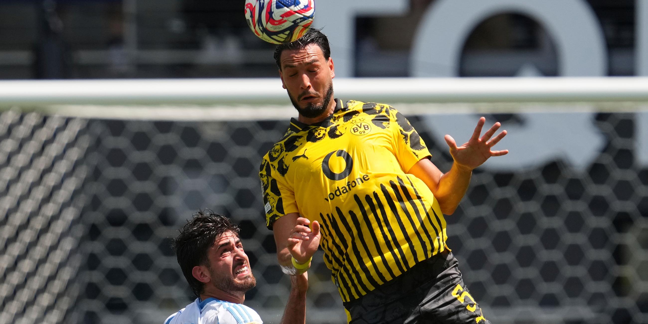 Club-WM, Borussia Dortmund - Ulsan HD: Ramy Bensebaini (r.) klärt per Kopfball vor Matias Lacava.