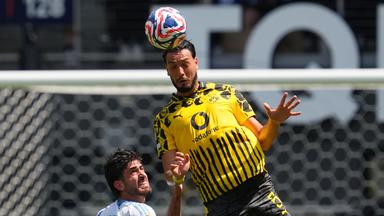 Club-WM, Borussia Dortmund - Ulsan HD: Ramy Bensebaini (r.) klärt per Kopfball vor Matias Lacava.
